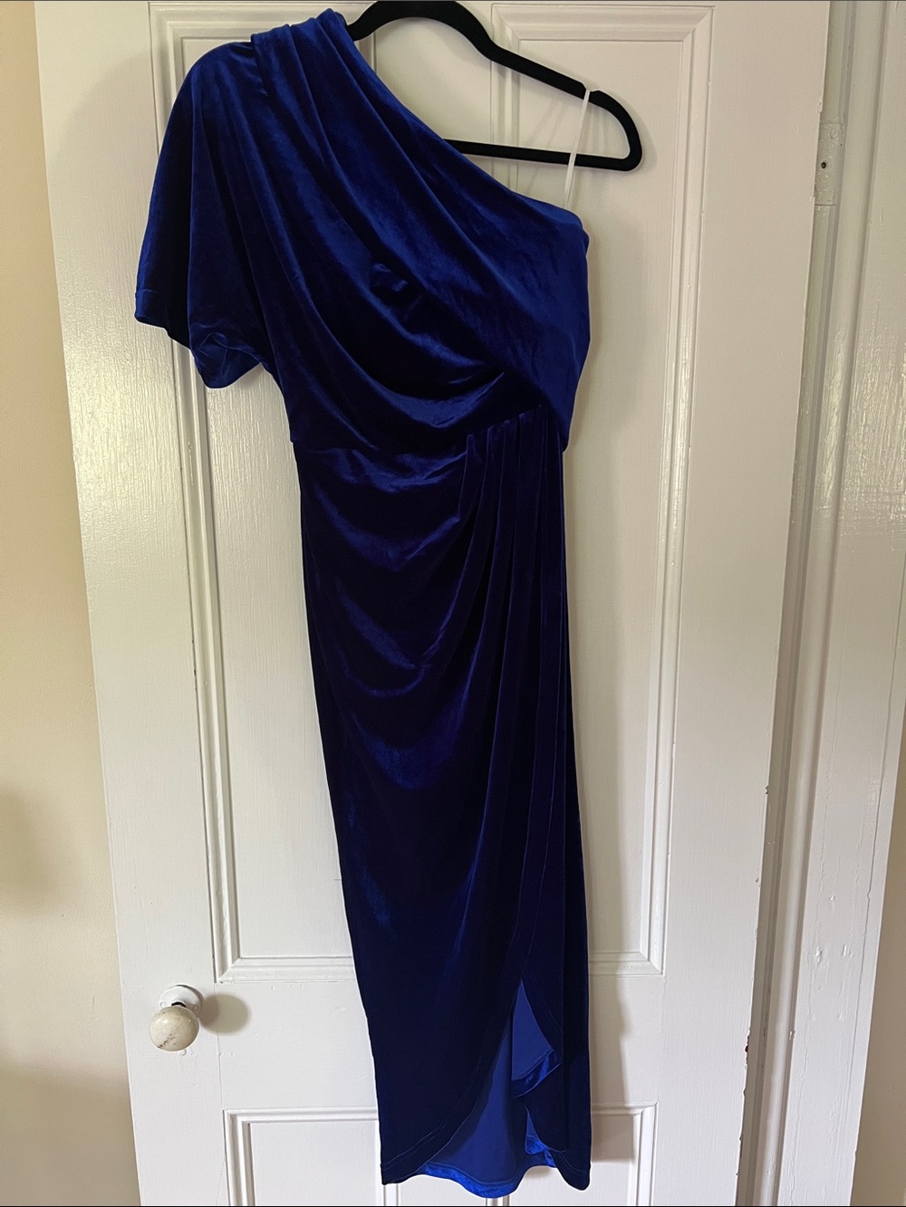 Elegant One-Shoulder Velvet Dress in Royal Blue